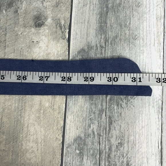 𝅺chambray linen & cotton blend apron w/ floral accents. Adjustable waist & neck - Picture 10 of 12